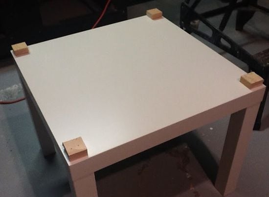 Придиванный столик ЛАКК с блоками